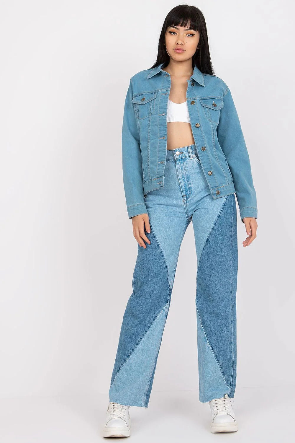 Veste en denim style classique denim bleu clair col rabattu boutons métalliques poches à rabat coupe ajustée look casual mode femme