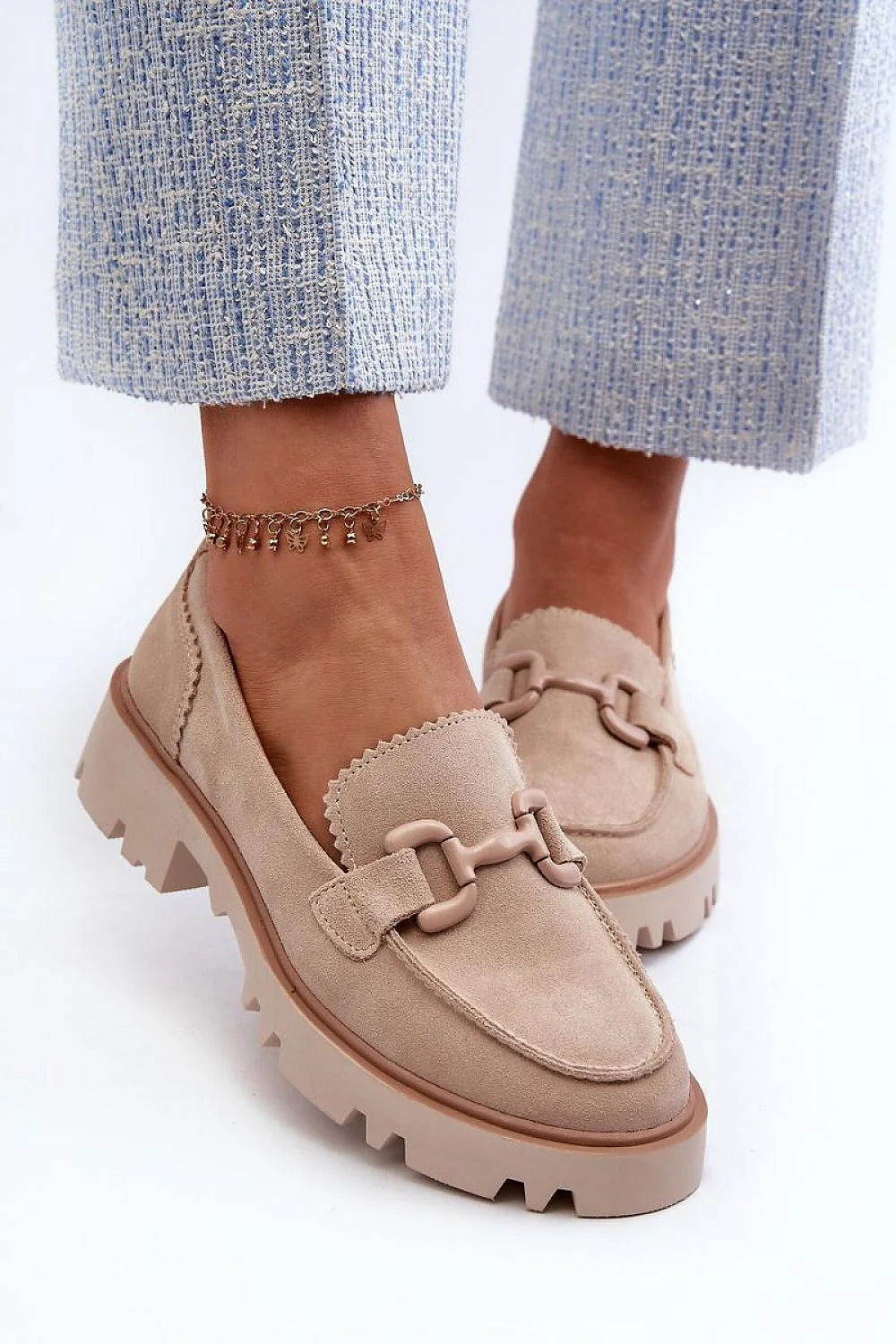 Mocassins femmes design moderne élégant cuir suédé beige détail chaîne semelle épaisse basse taille ajustable confortable style intemporel occasion quotidienne soirée