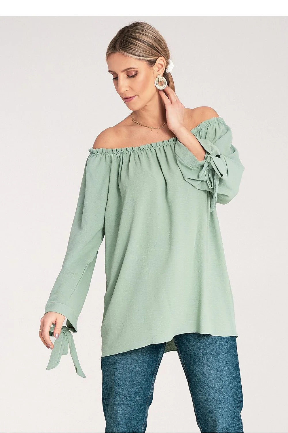 Chemisier épaules dénudées manches longues détail noué style élégant couleur vert pastel matière respirante coupe ample femme