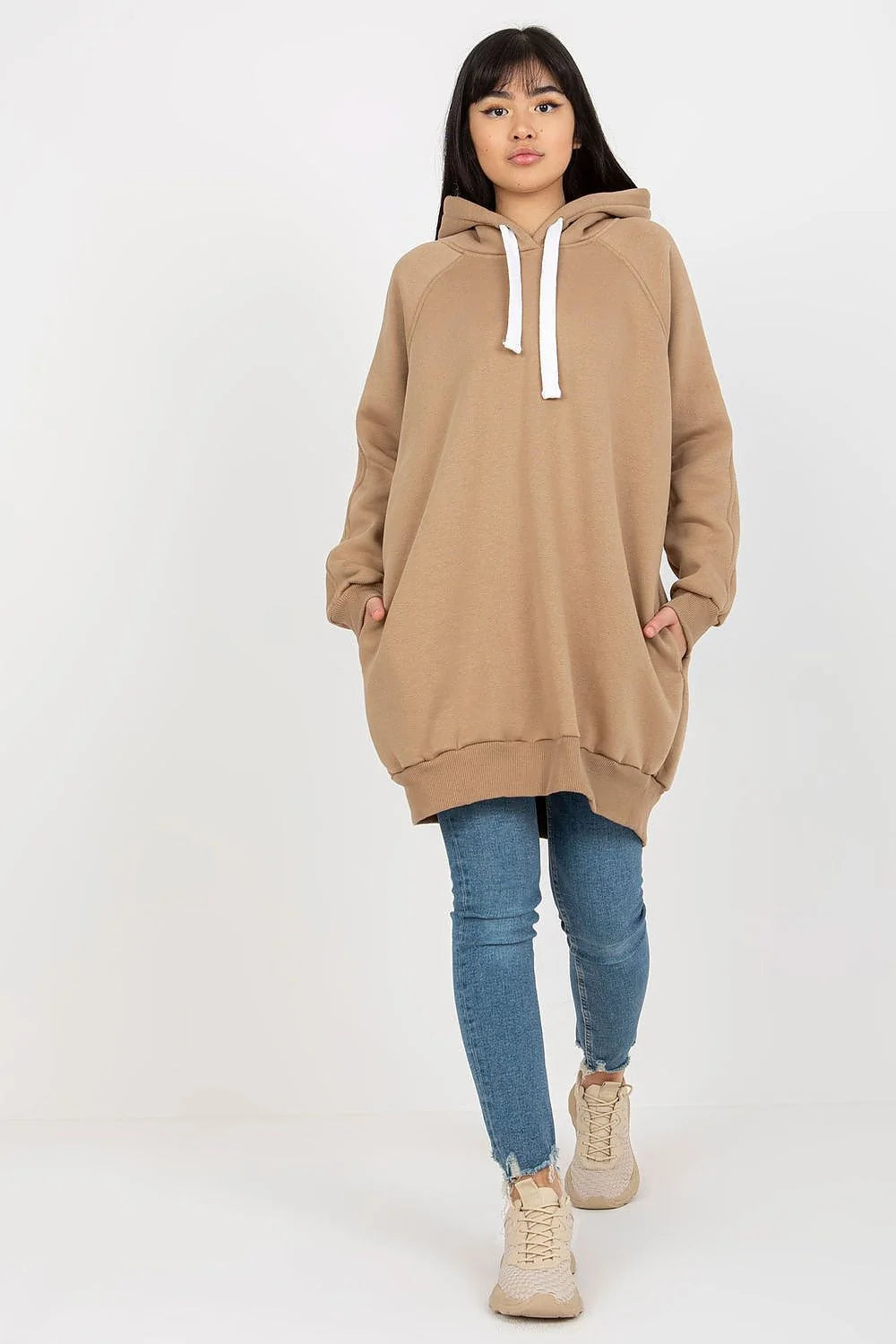 sweatshirt long oversize capuche tunique camel molletonné chaud poches latérales cordon blanc manches raglan ourlets côtelés confort polyvalente femme