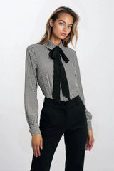 chemise manches longues lavallière col chemise imprimé géométrique micro carré noir blanc coupe légèrement cintrée poignets boutonnés boutonnage dissimulé fluide