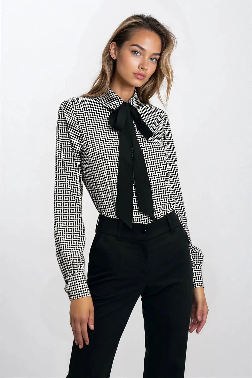 chemise manches longues lavallière col chemise imprimé géométrique micro carré noir blanc coupe légèrement cintrée poignets boutonnés boutonnage dissimulé fluide