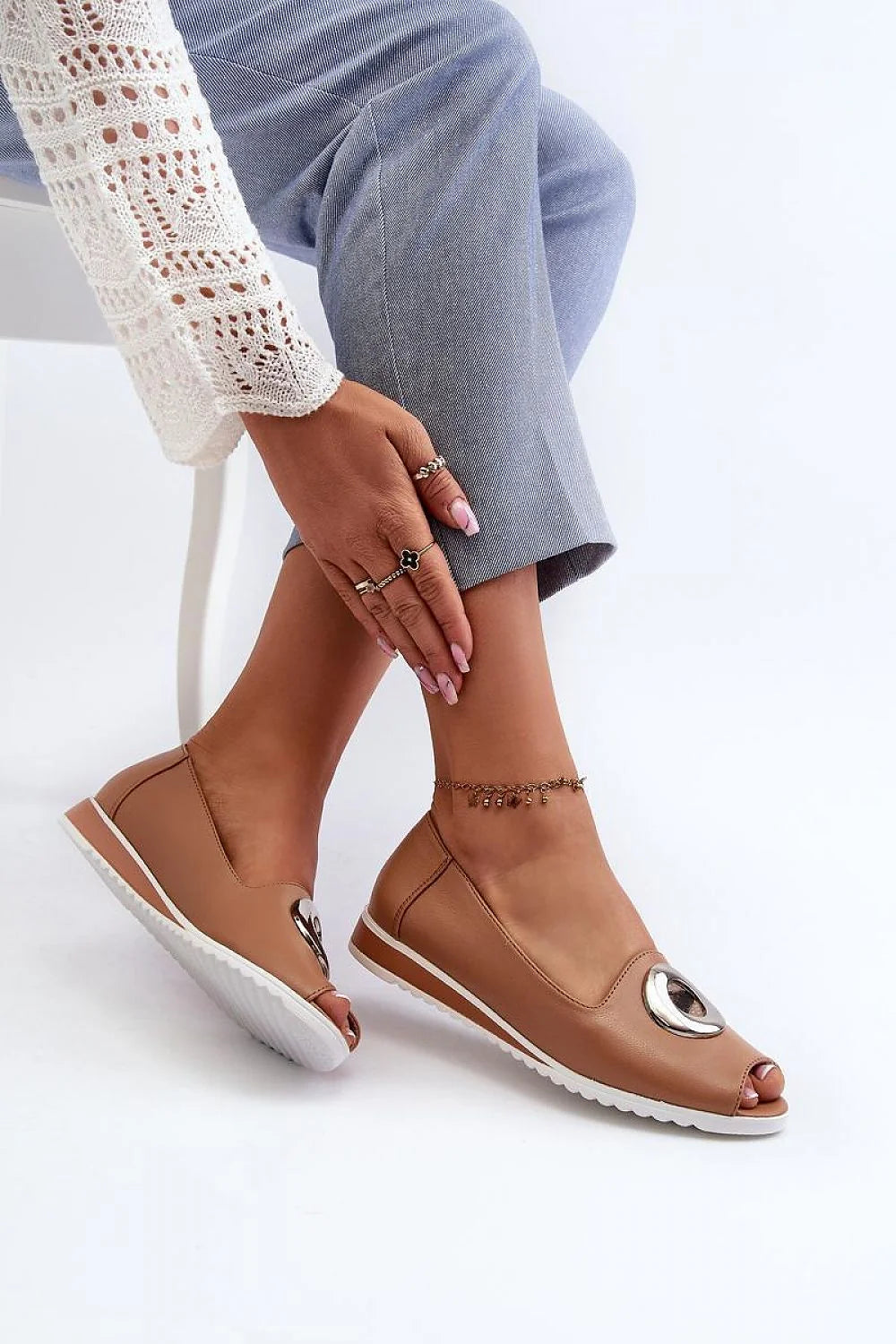 Escarpins femmes couleur camel cuir artificiel semelle blanche ornements métalliques confortable élégant occasion décontractée semi-formelle