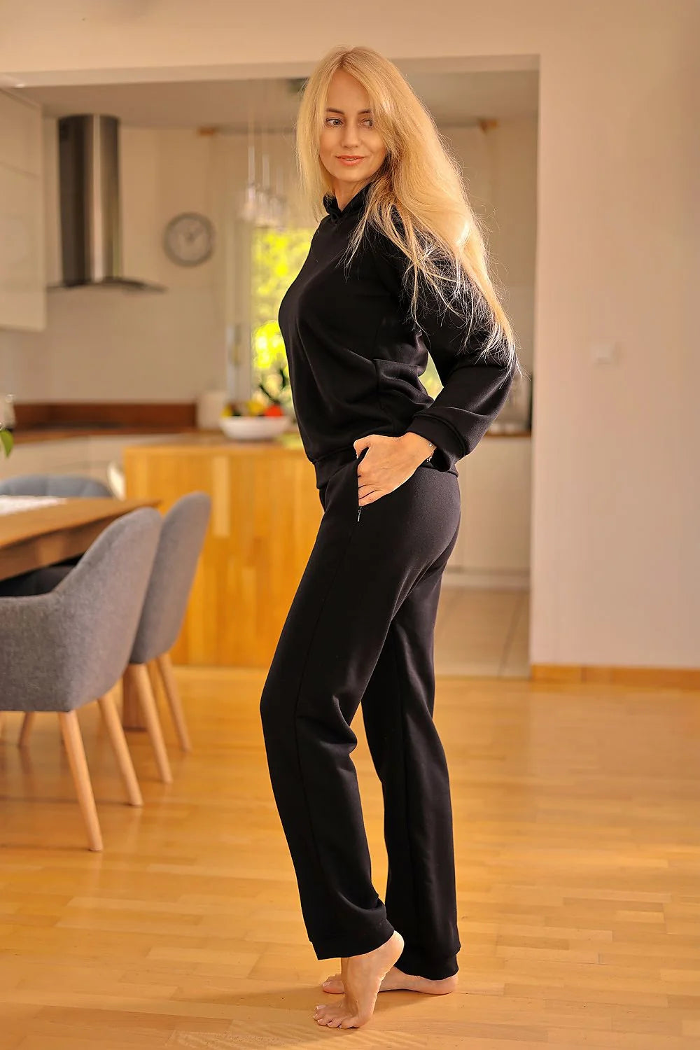 Ensemble Mirale pour femmes en coton élasthanne, confort et style moderne, sweatshirt à capuchon et pantalon joggers noir, idéal pour la détente à domicile