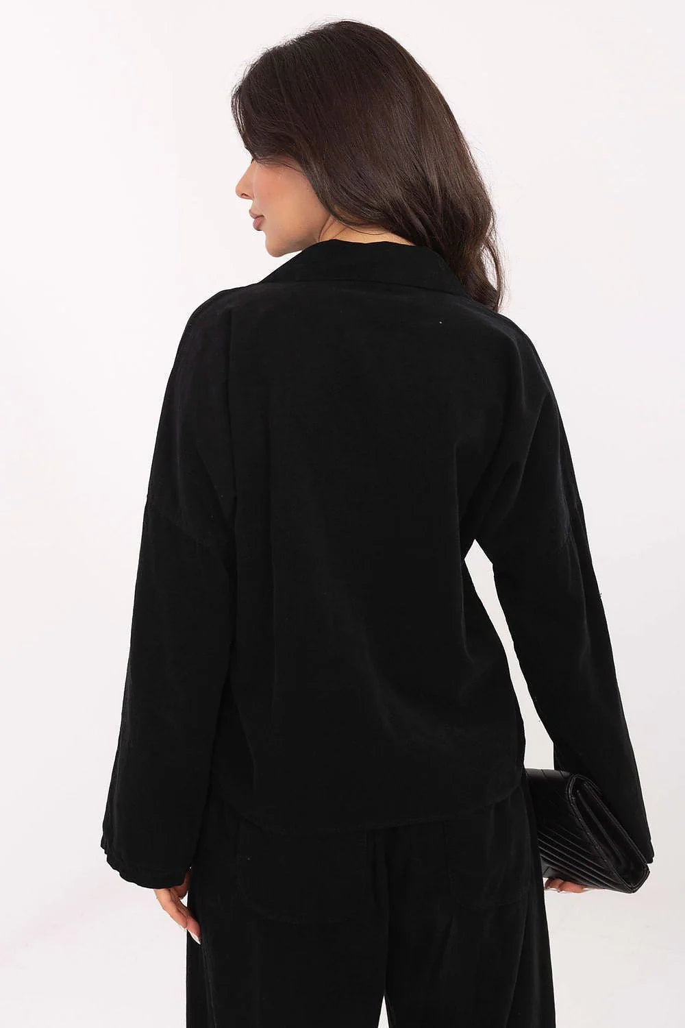 chemise femme oversize noire col classique manches longues ceinturée marron boucle dorée boutons bois velouté polyester fluide élégante