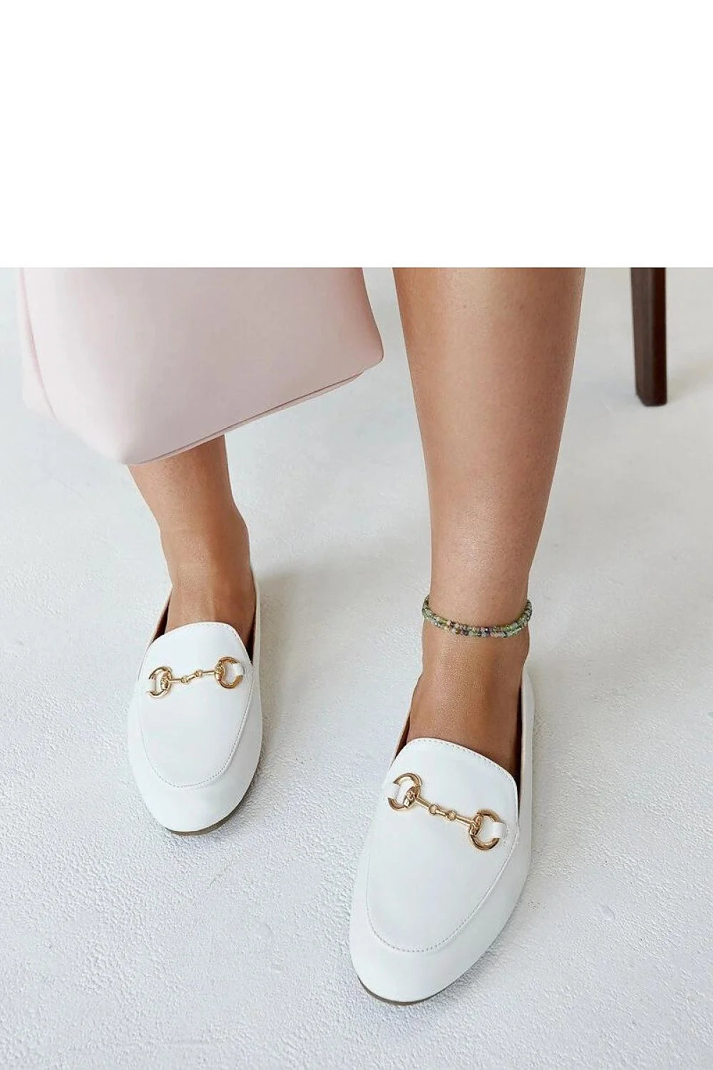 mocassins femme blancs cuir écologique boucle dorée minimalistes élégants confortables semelle plate bout arrondi intérieur rembourré polyvalents chic bureau décontracté