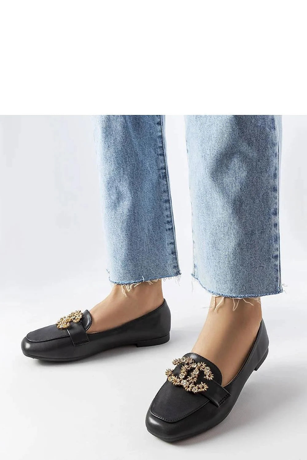 Mocassins élégants pour femme en cuir noir, semelle plate, détails dorés, style moderne, confort quotidien
