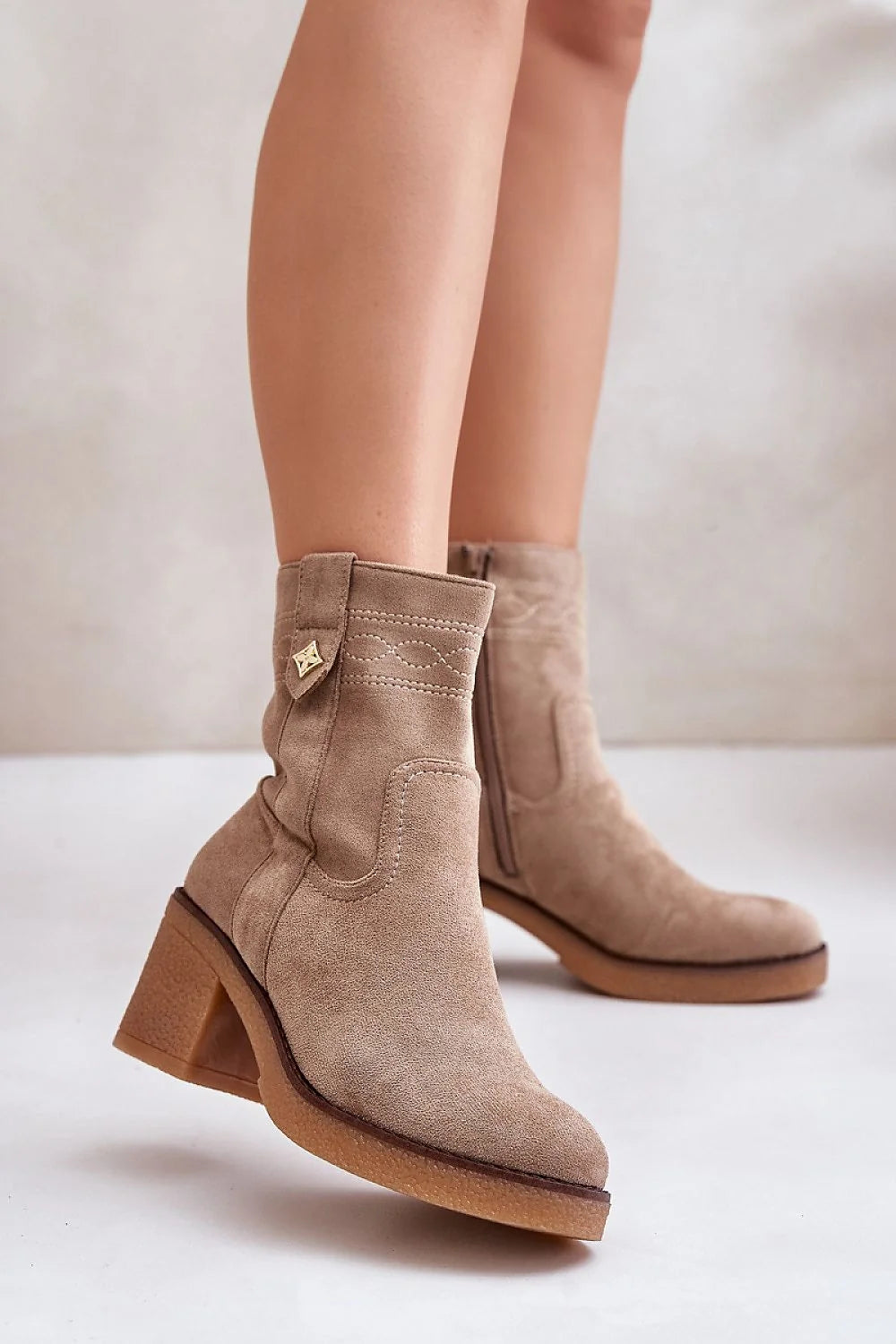 bottines femme cheville cuir suédé écologique beige talon bloc moyen isolant zip latéral semelle gomme caramel bout amande surpiqûres doré