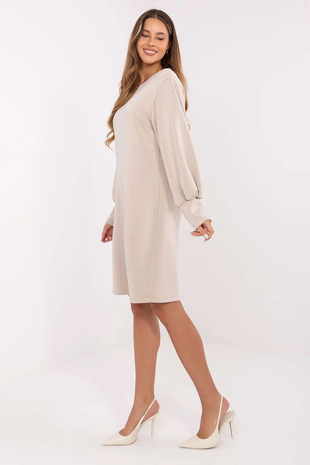 robe pull oversize beige maille molletonnée coupe droite genou encolure ronde manches bouffantes poignets resserrés poches latérales confortable
