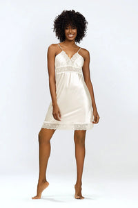 Nuisette satin dentelle ivoire decolleté v bretelles ajustables coupe ajustée longueur super luxe romantique