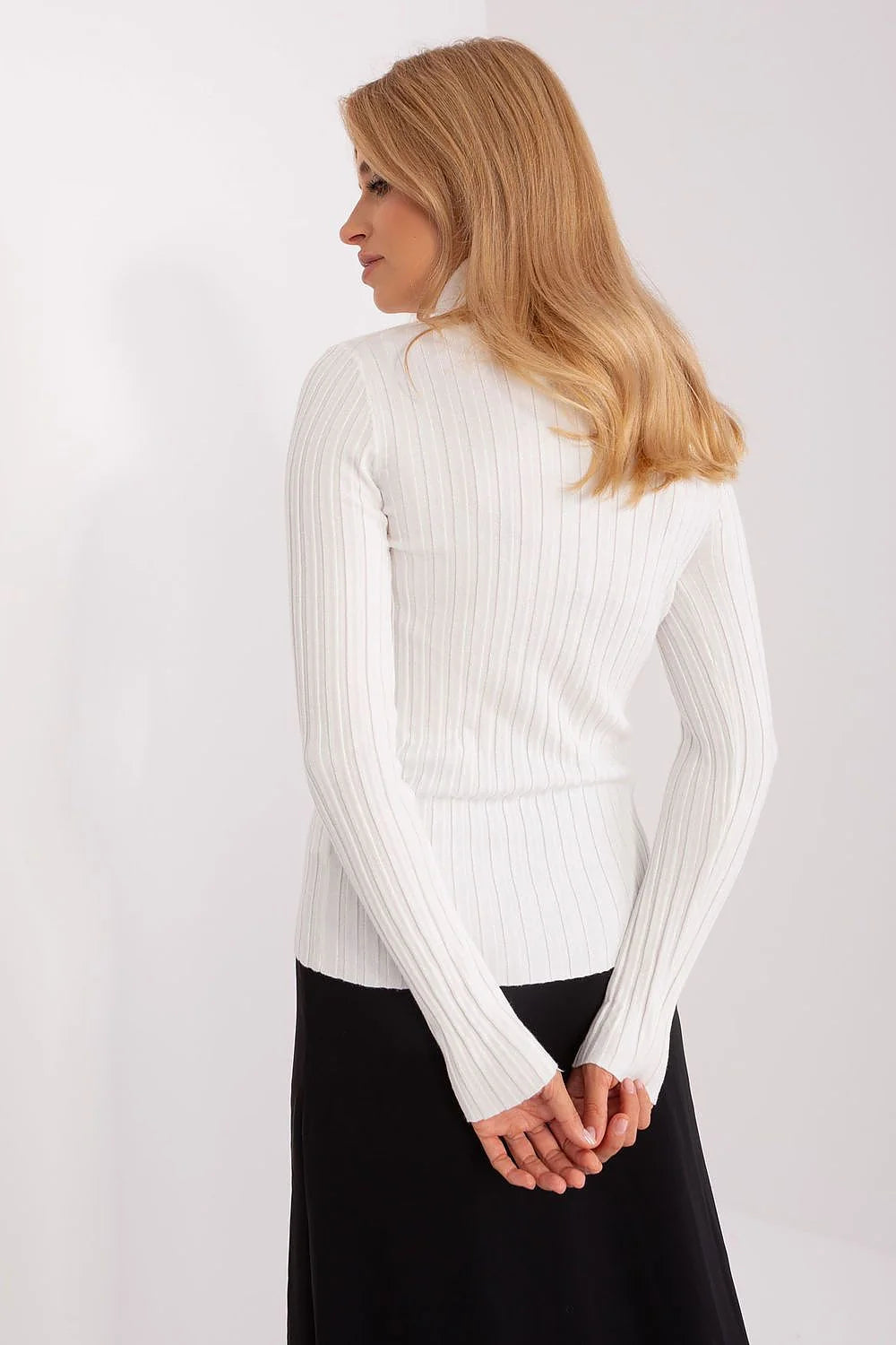 pull col roulé maille côtelée silhouette ajustée blanc viscose nylon polyester manches longues longueur hanches extensible slim élégant minimaliste chic
