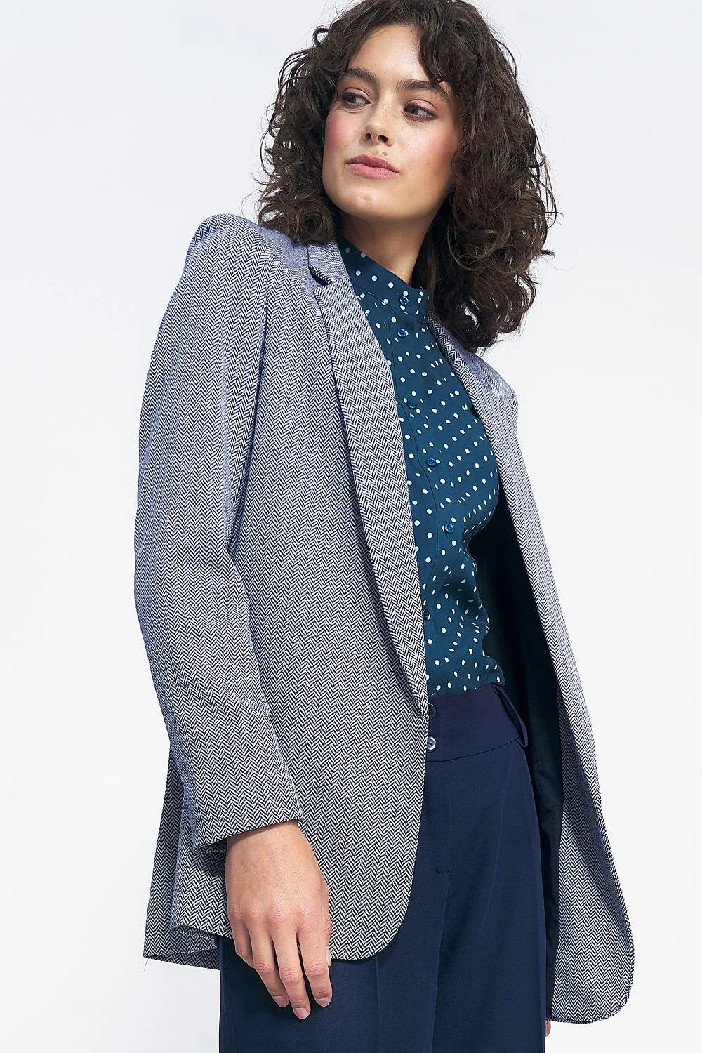 blazer femme chevrons bleu marine blanc col tailleur épaules structurées coupe droite longueur hanches manches longues tissu texturé mélange tissé