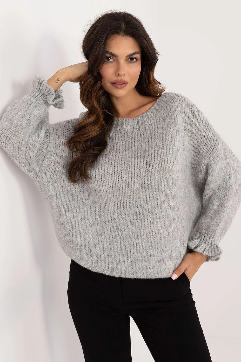 Pull-over pour femme Chandail Italy Moda, style décontracté, coupe ample, manches longues, encolure ronde, matière douce, couleur grise clair, idéal pour le quotidien et les occasions élégantes