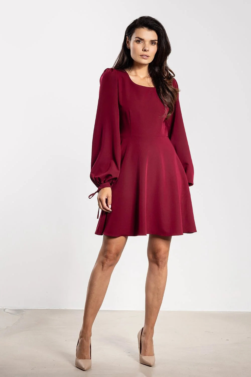 robe mini patineuse évasée bordeaux profond encolure carrée manches bouffantes poignets froncés nœud décoratif tissu structuré mat