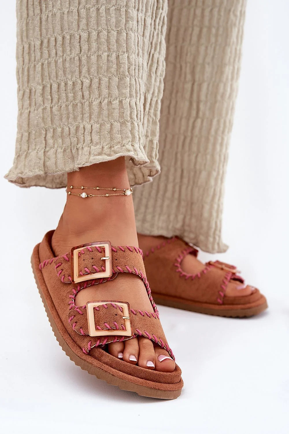 Sandales femmes design décontracté estival ouvertes brides réglables boucles métalliques dorées suédine écologique semelle caoutchouc texture rugueuse
