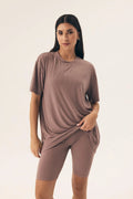 Pyjama confortable pour femme en tissu côtelé, style ample et élégant, couleur taupe, idéal pour la détente et les occasions décontractées