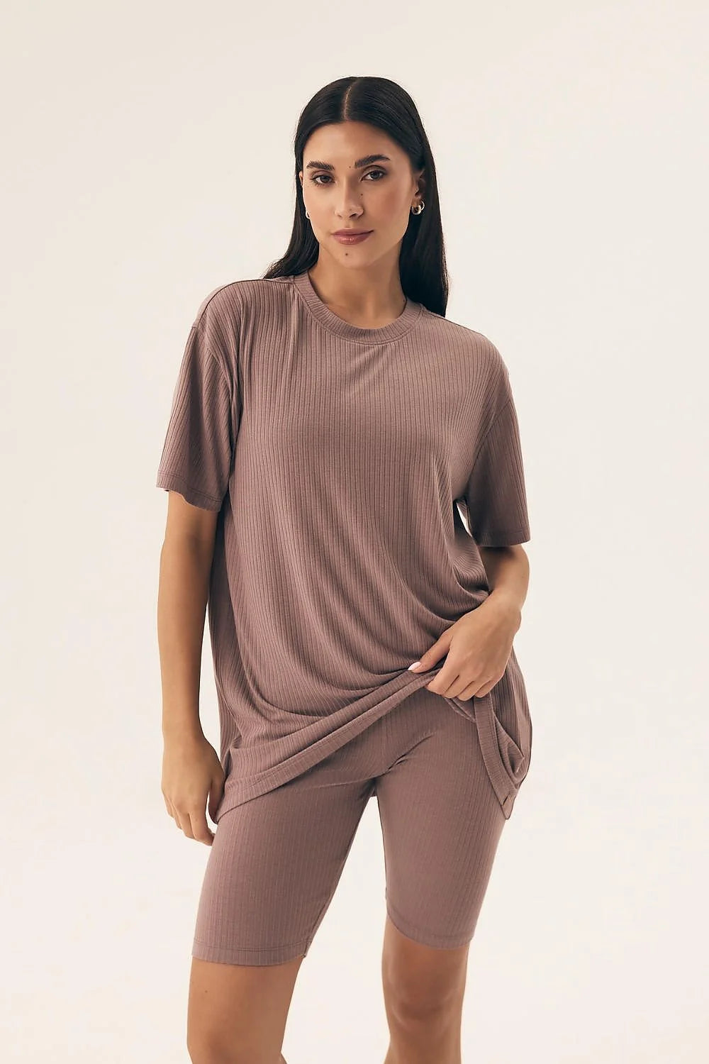 Pyjama confortable pour femme en tissu côtelé, style ample et élégant, couleur taupe, idéal pour la détente et les occasions décontractées