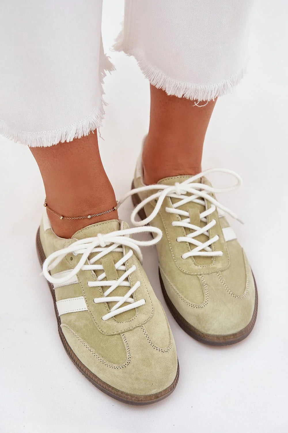 Chaussures de sport féminines élégantes en daim et cuir, tige basse, couleur olive, sneakers classiques, confort tout le jour, femmes