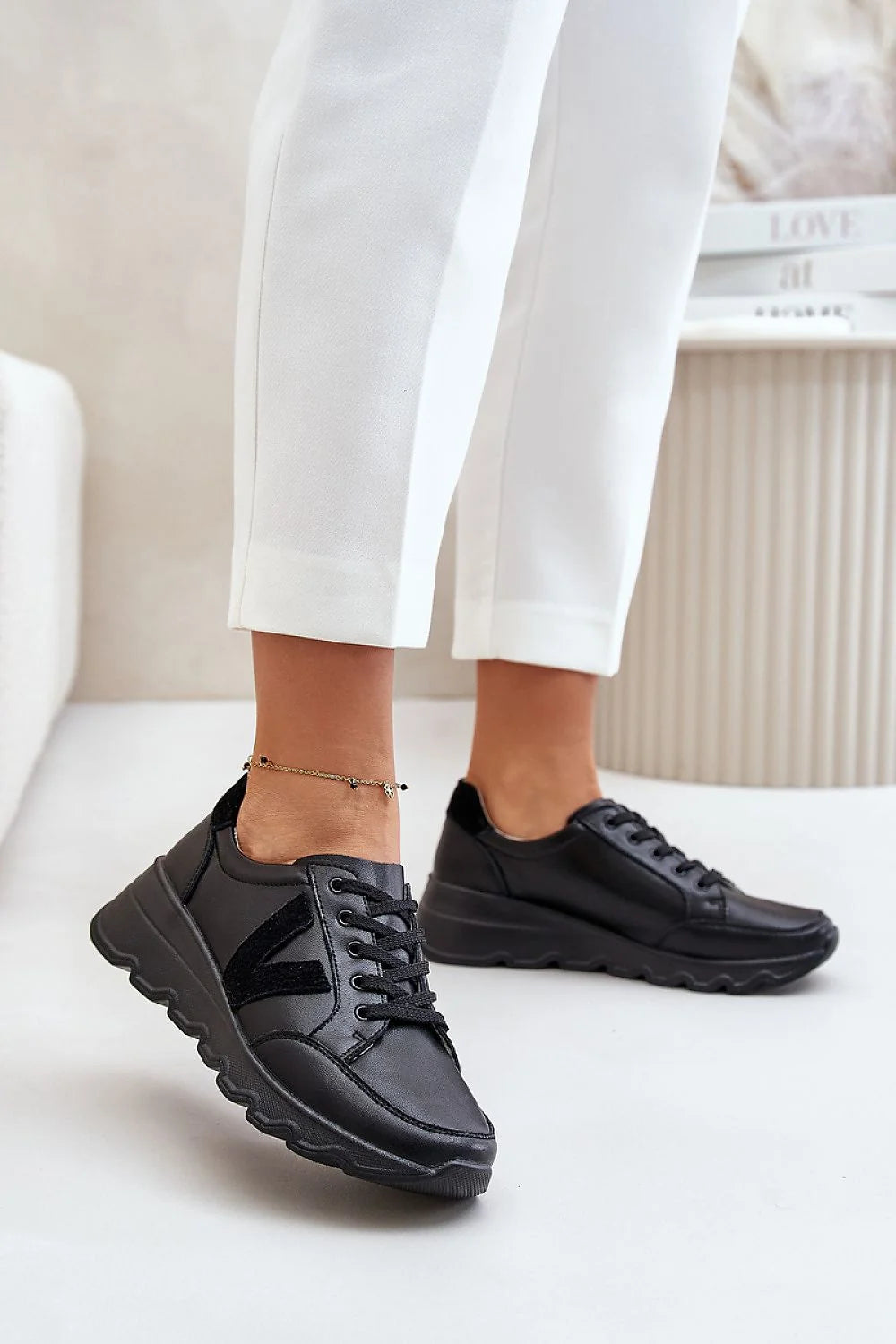 baskets femme basses simili cuir noir velours empiècements V bout surpiqué semelle plateforme crantée épaisse amorti adhérence rembourré confortable moderne