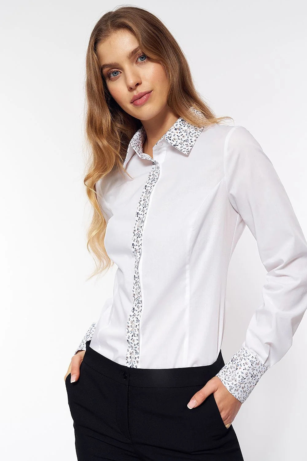 chemise blanche manches longues cintrée col classique boutonnée poignets imprimé floral parementure popeline coton polyester tombé net