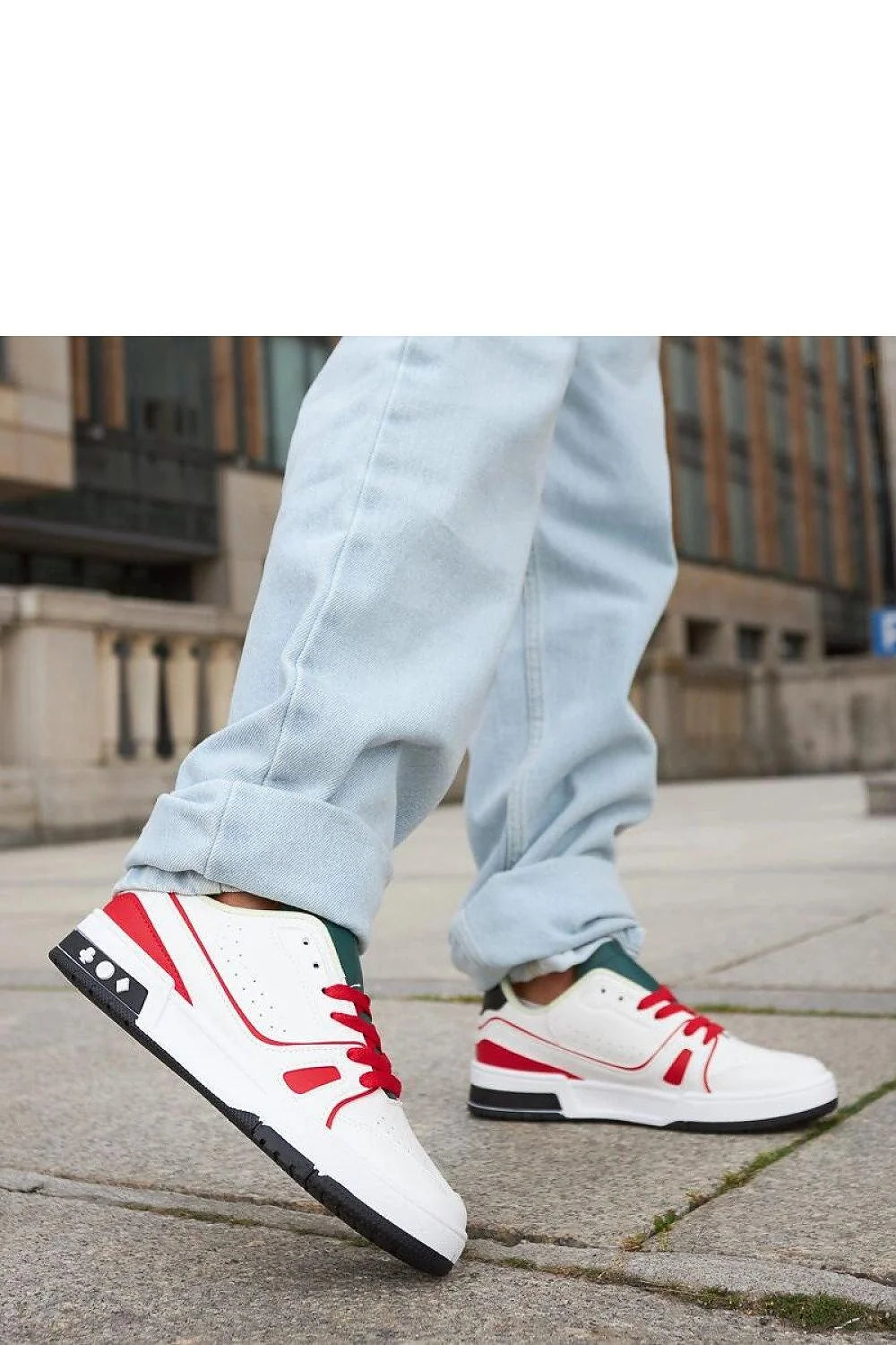 Baskets mode femme design sportif moderne couleur multicolore semelle rouge languette verte caoutchouc durable lacets rouge occasions urban casual