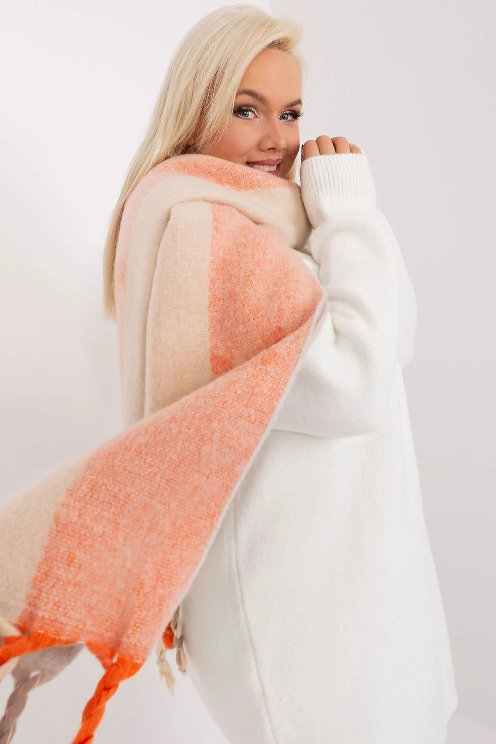 Pull ample élégant pour femme en laine douce couleur blanc écharpe motif beige orange franges tressées