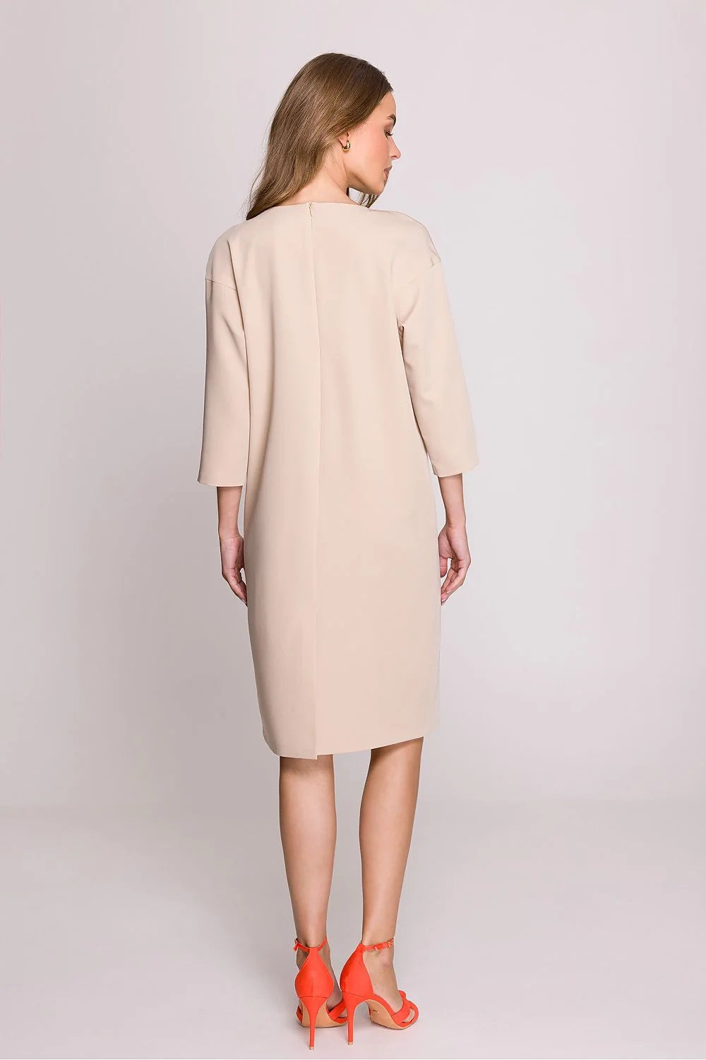 robe jour élégante beige manches troisquarts coupe droite décolleté bouton doré fente mi genou crêpe fluide tombé structuré minimal chic