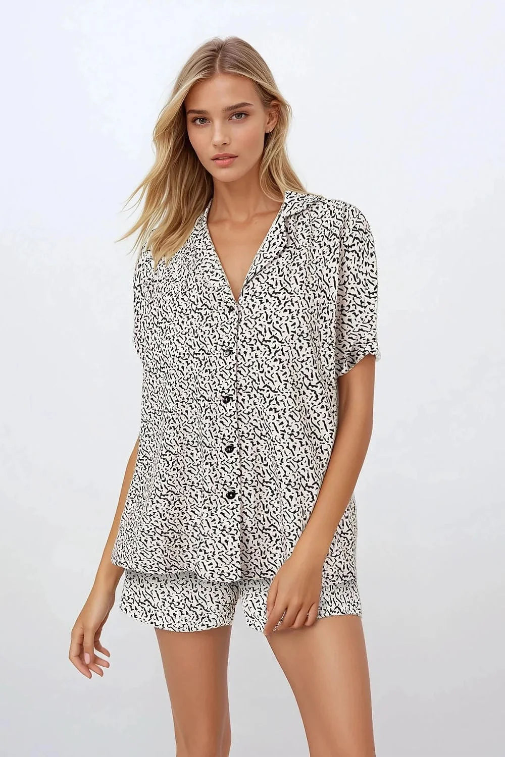 Pyjama féminine élégante 2 pièces manches courtes taille élastique motifs graphiques noirs sur fond blanc matériaux naturels hypoallergéniques doux pour la peau