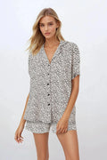 Pyjama féminine élégante 2 pièces manches courtes taille élastique motifs graphiques noirs sur fond blanc matériaux naturels hypoallergéniques doux pour la peau