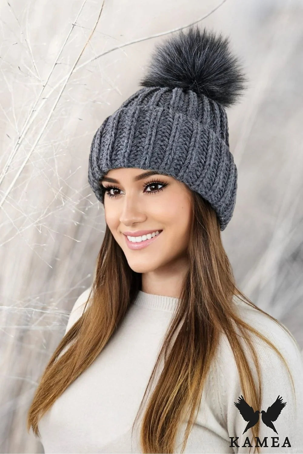 Bonnet d'hiver pour femmes en tricot maille épaisse côtelé graphite pompon faux fourrure style moderne décontracté