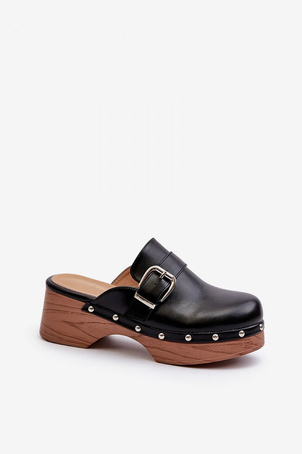mules talons compensés cuir artificiel noir boucle métallique argentée semelle plateforme imitation bois clair rivets argentés bout fermé dos ouvert