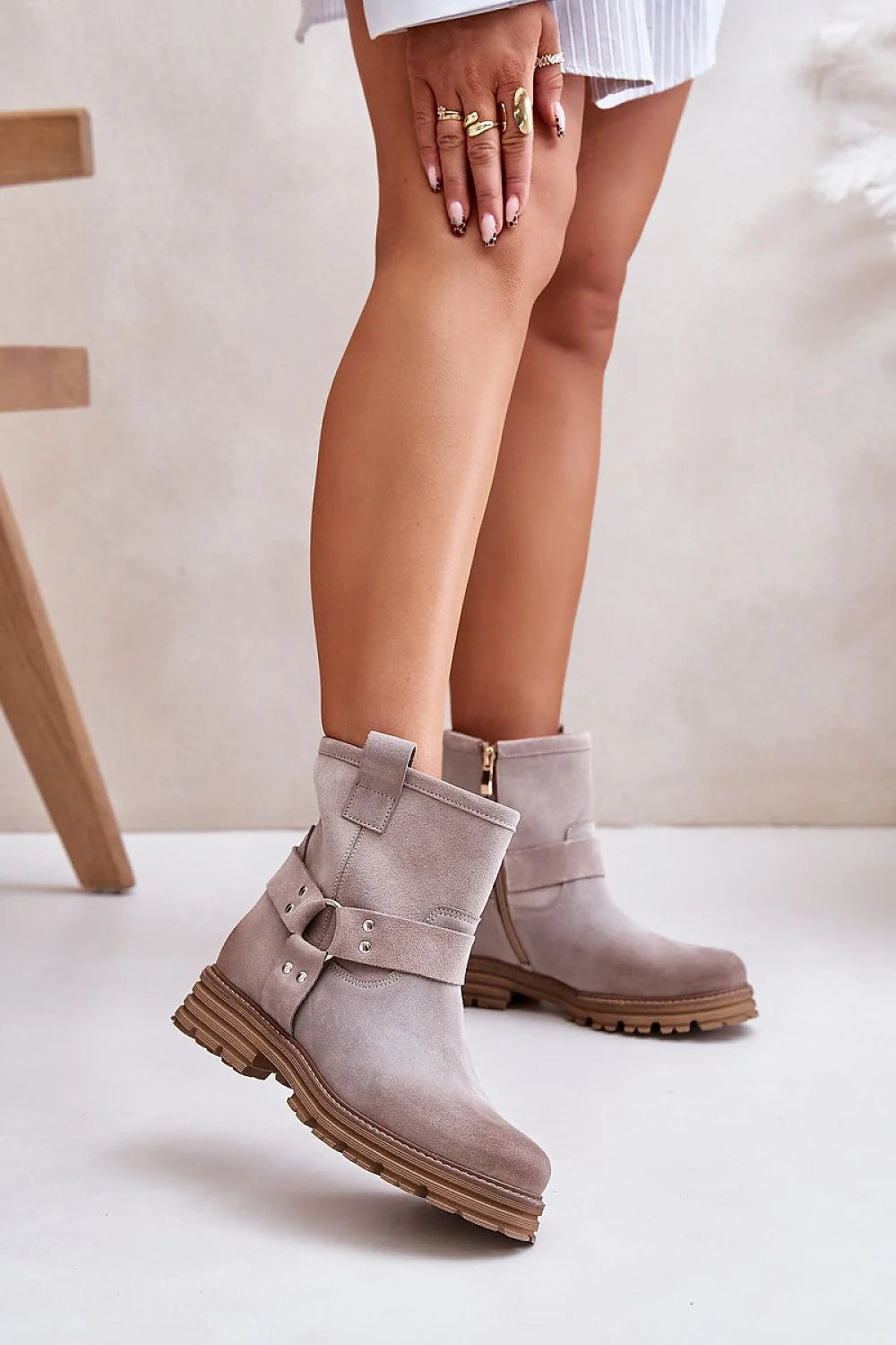 Bottines femmes style moderne élégant daim naturel gris taupe sangle métallique zip doré semelle caoutchouc crantée talon plat confort quotidien