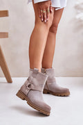 Bottines femmes style moderne élégant daim naturel gris taupe sangle métallique zip doré semelle caoutchouc crantée talon plat confort quotidien