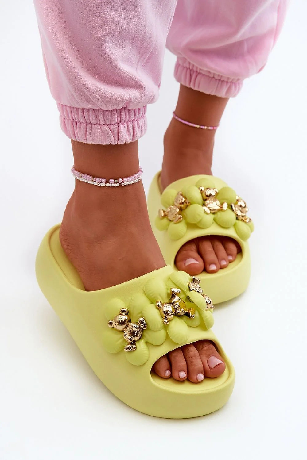 Sandales Step in style pour femmes, claquettes ouvertes, design floral doré, semelle épaisse 5.5 cm, confort maximal, couleur vert pâle, mode été 2023