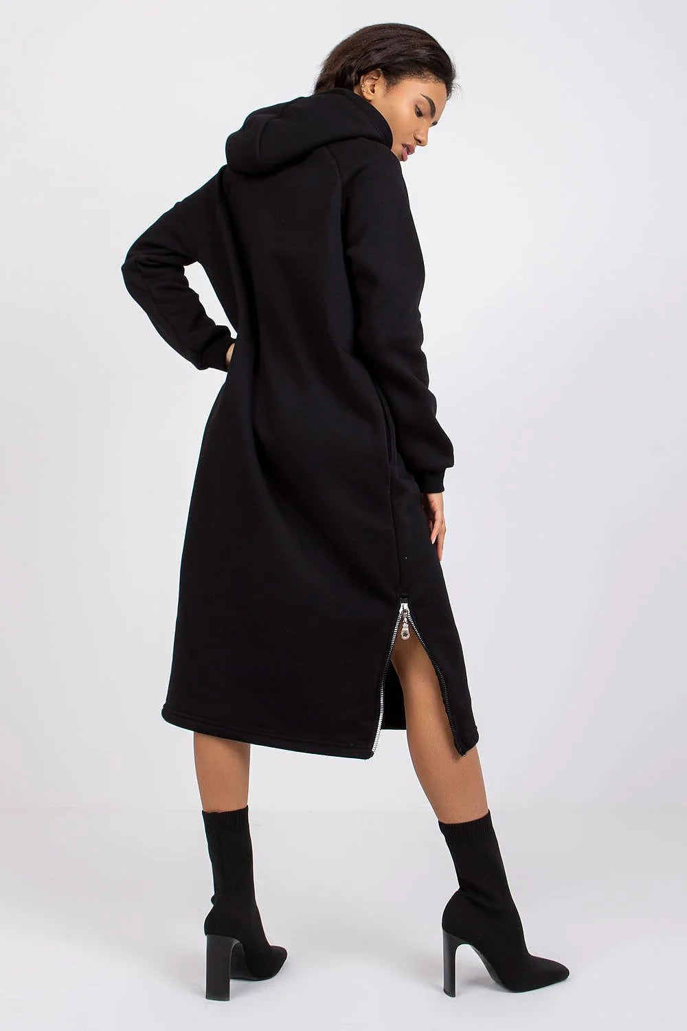 Robe sweatshirt femme moderne confortable capuche poches manches longues couleur noire polyvalente occasion décontractée