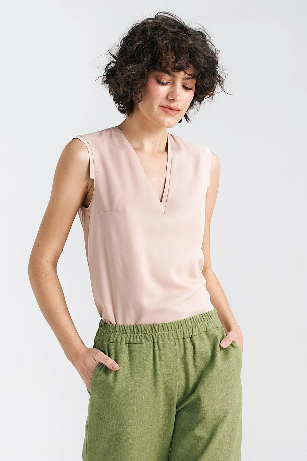 chemisier Nife femme coupe régulière encolure V profonde sans manches viscose léger fluide rose poudré minimaliste
