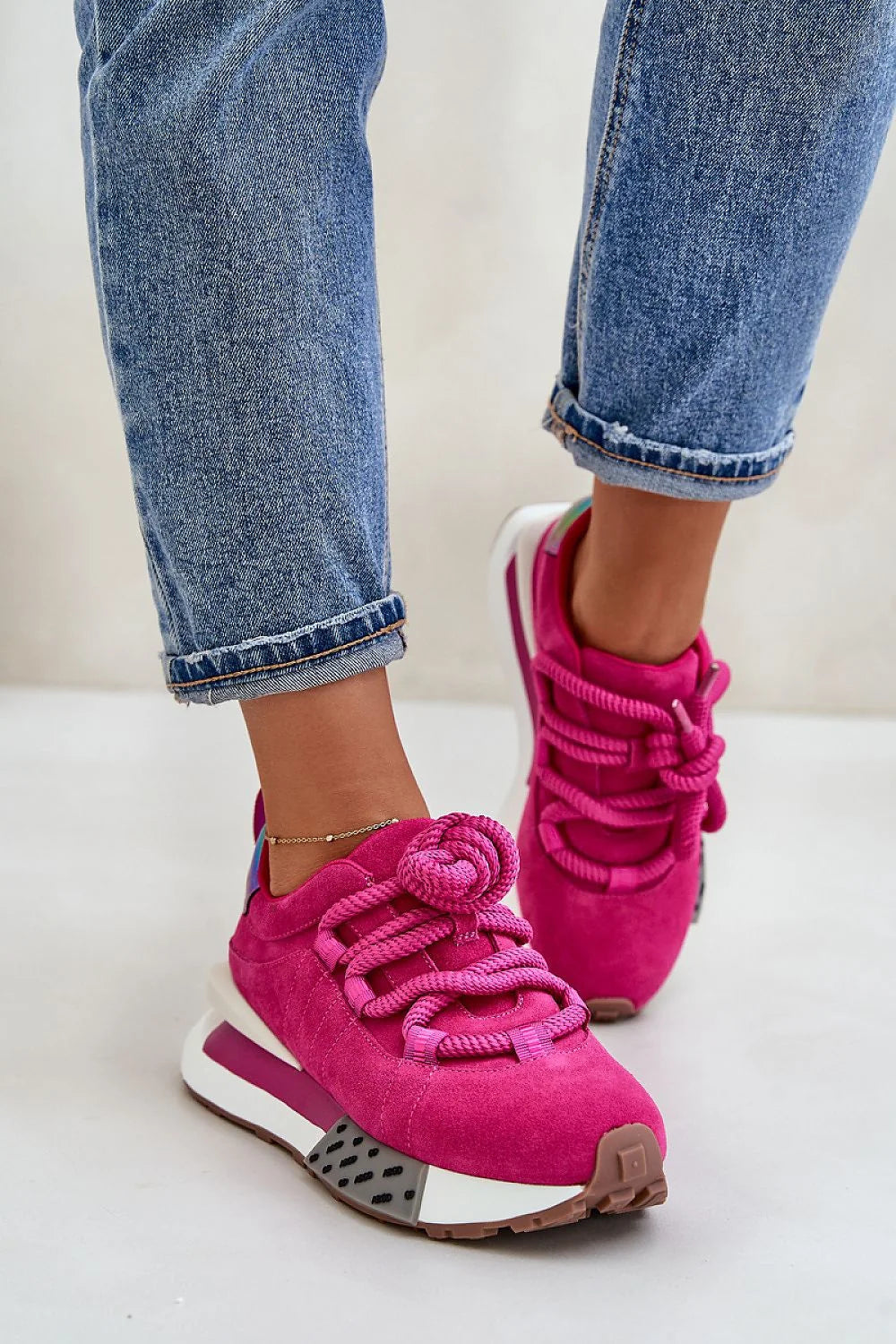 baskets femme suédine fuchsia rétro lacets noeud tige matelassée talon irisé semelle plateforme contrastée gomme crantée confort amorti