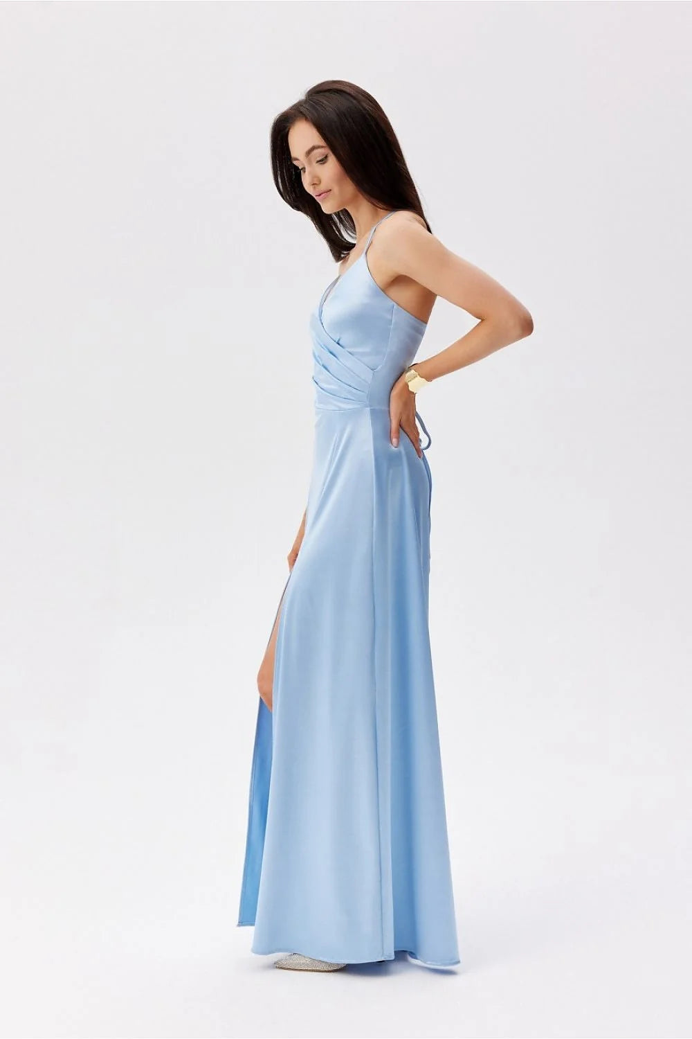Robe longue élégante couleur bleu pastel matière satinée encolure surplis dos lace fente haute polyester elasthanne femmes