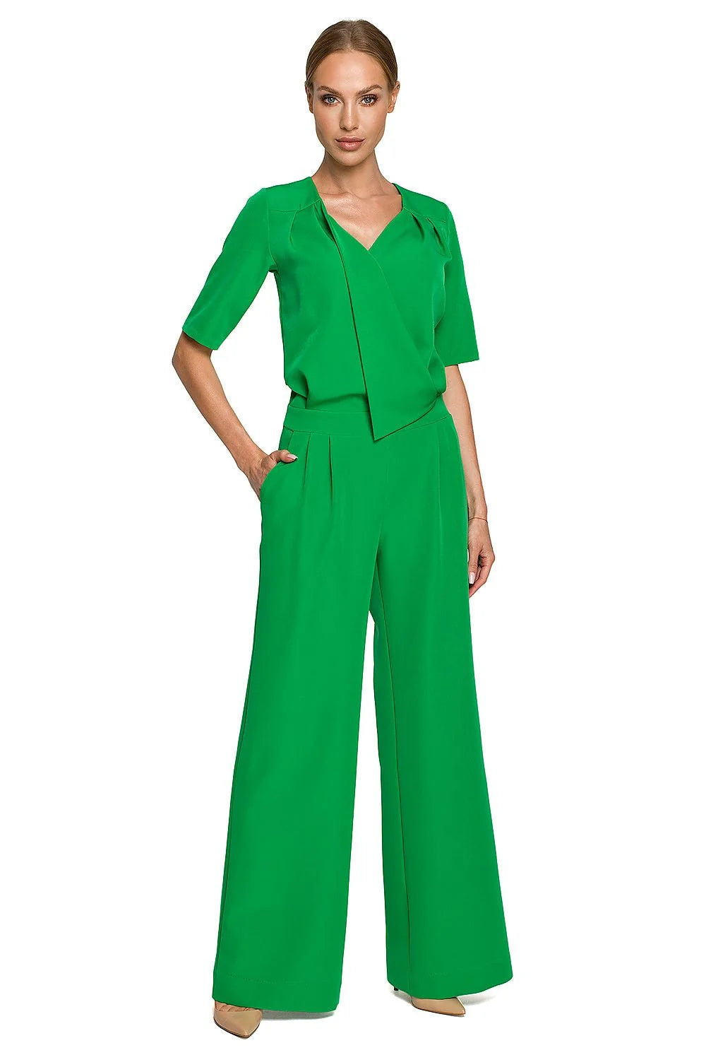 Combinaison moderne vert vif crêpe fluide manches courtes décolleté V lanière décorative pantalon palazzo plis poches latérales style