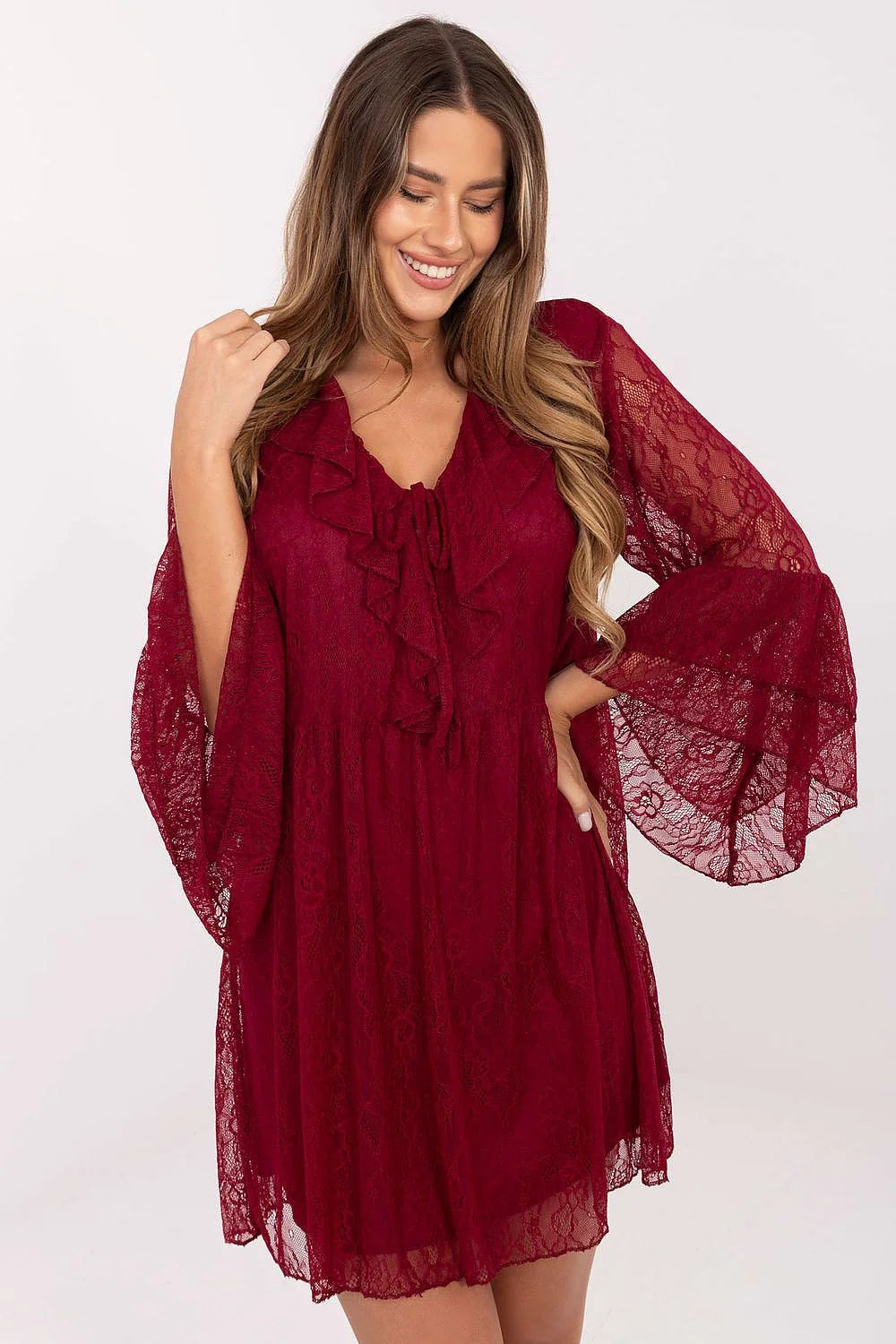robe soirée mini dentelle bordeaux profond bohème chic babydoll fluide doublée manches trois quarts volants encolure V noeud jabot
