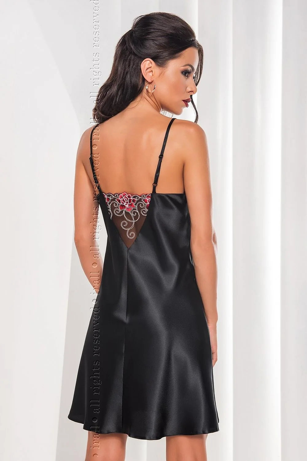 Nuisette satin noir élégante et sexy avec broderie florale rouge pour nuits sensuelles féminines