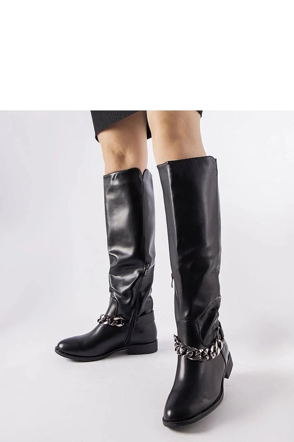 Bottes cuissardes en cuir noir moderne avec chaîne métallique pour un style élégant et sophistiqué