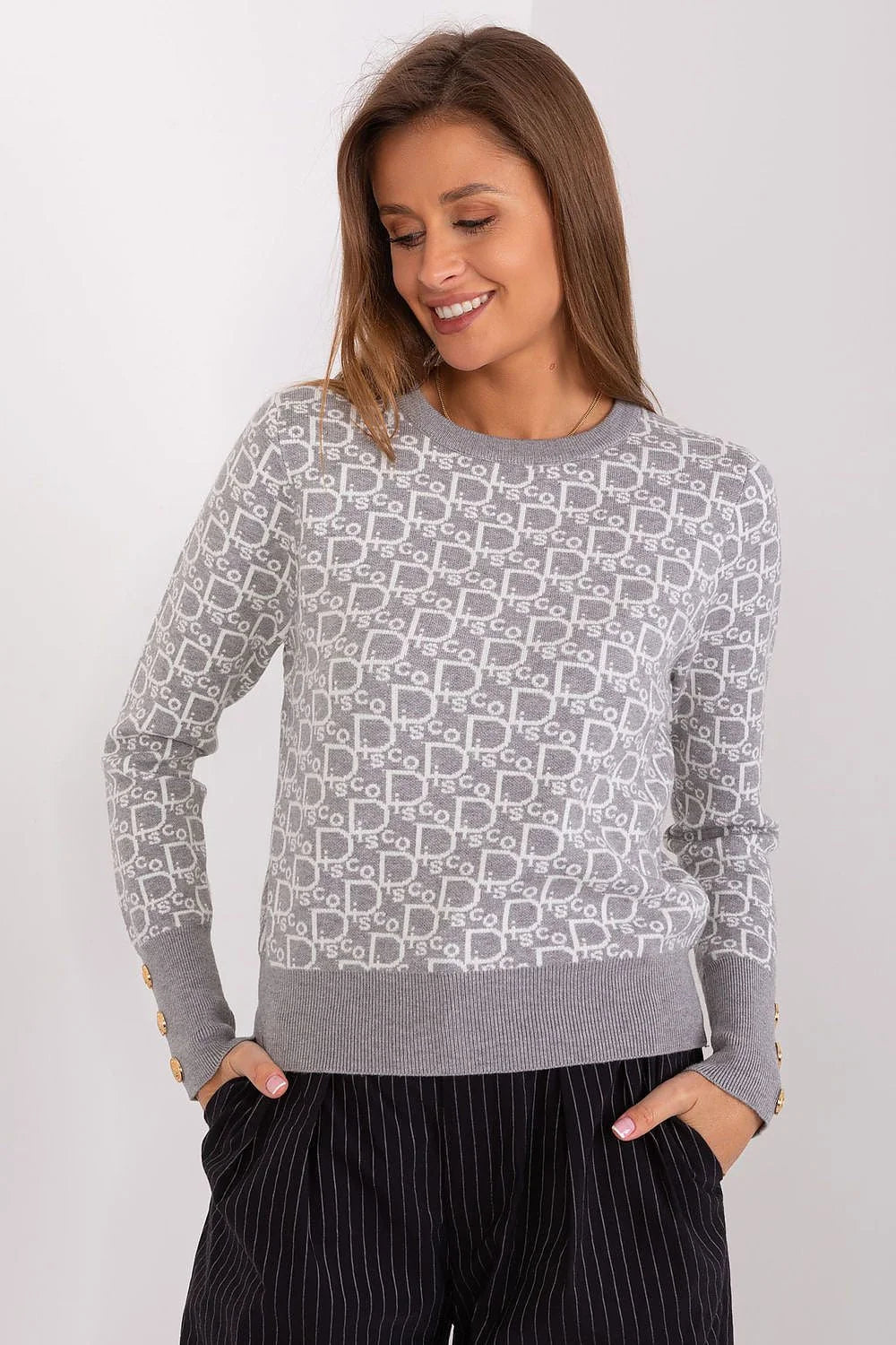 Chandail pour femme style moderne motif lettres blanc sur fond gris longues manches boutons dorés ajusté