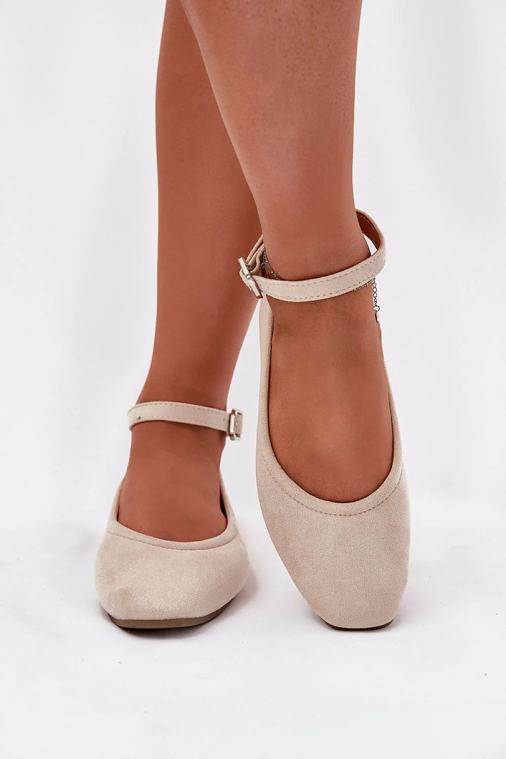 Ballerines féminines en éco-suede beige clair, style minimaliste, bride ajustable avec boucle métallique, semelle souple, confort toute la journée, chaussures élégantes pour quotidien