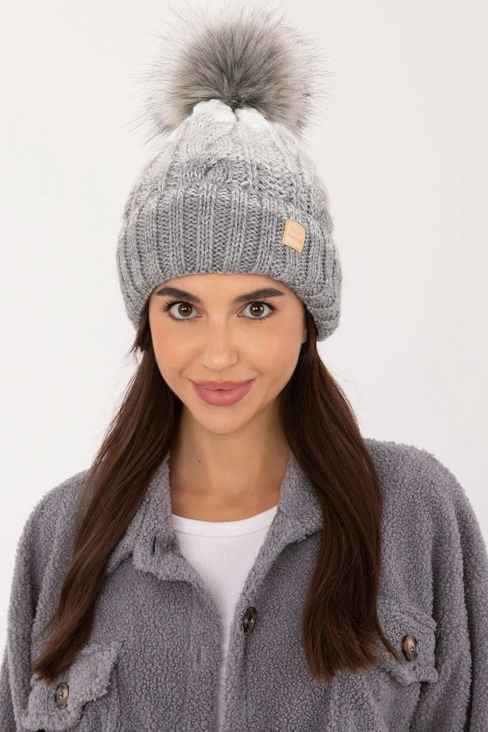 Bonnet Rue Paris tricoté motif côtes pompon faux fourrure gris chiné femme hiver élégant confortable