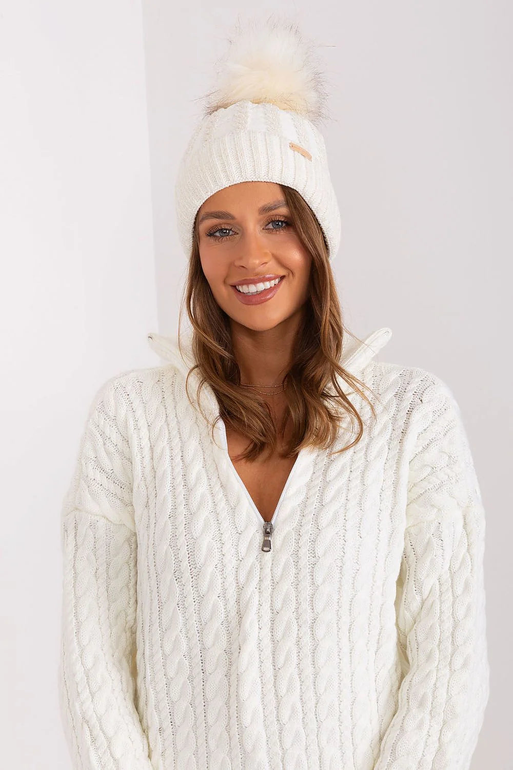 Bonnet et pull tricoté en laine acrylique, style classique, pompon en fausse fourrure, couleur blanche cassée, ensemble hiver chic pour femme