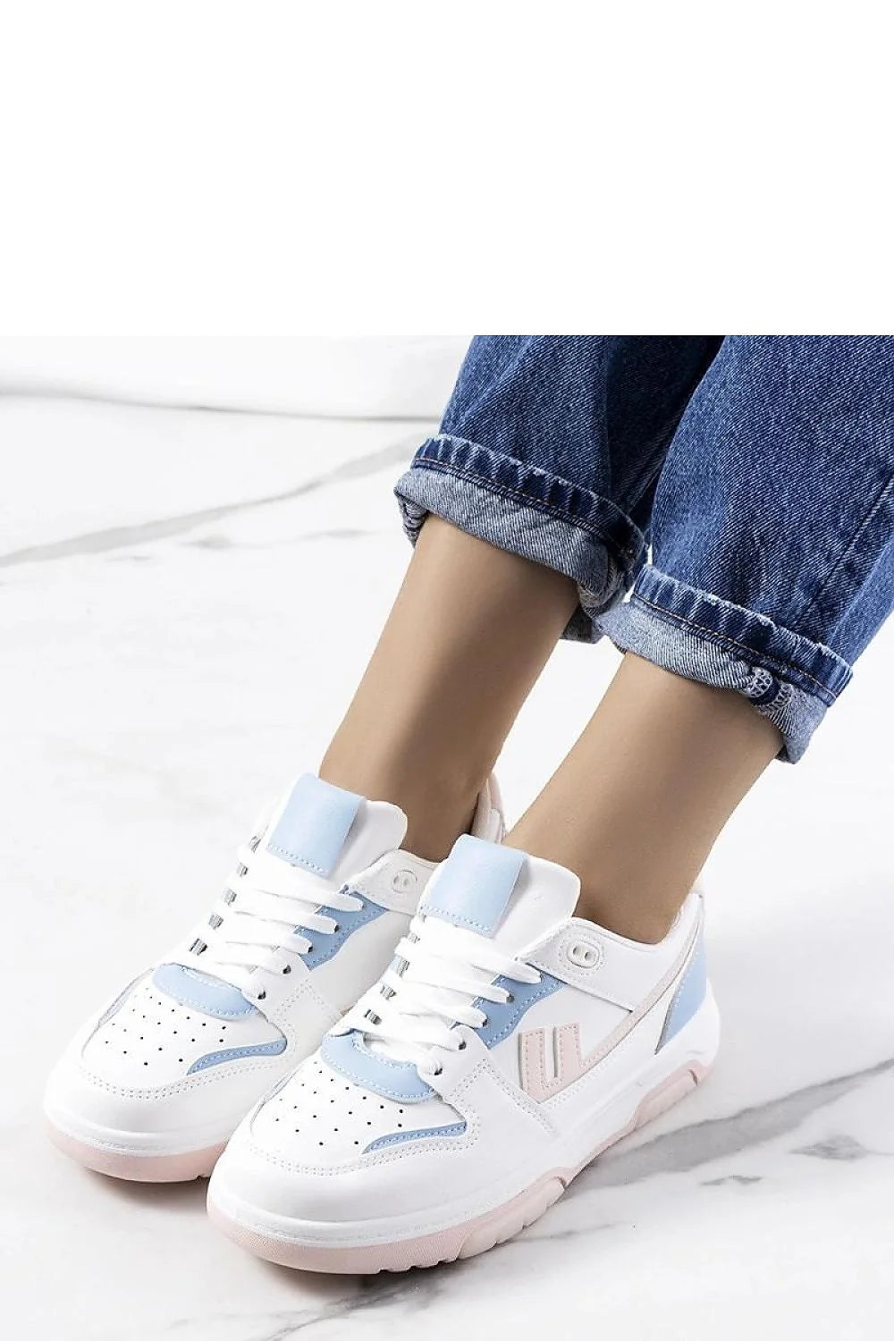 Baskets femmes blanches design contemporain cuir synthétique textile confort style casual sportif été lacet métallique perforations ventilation amorti adhérence