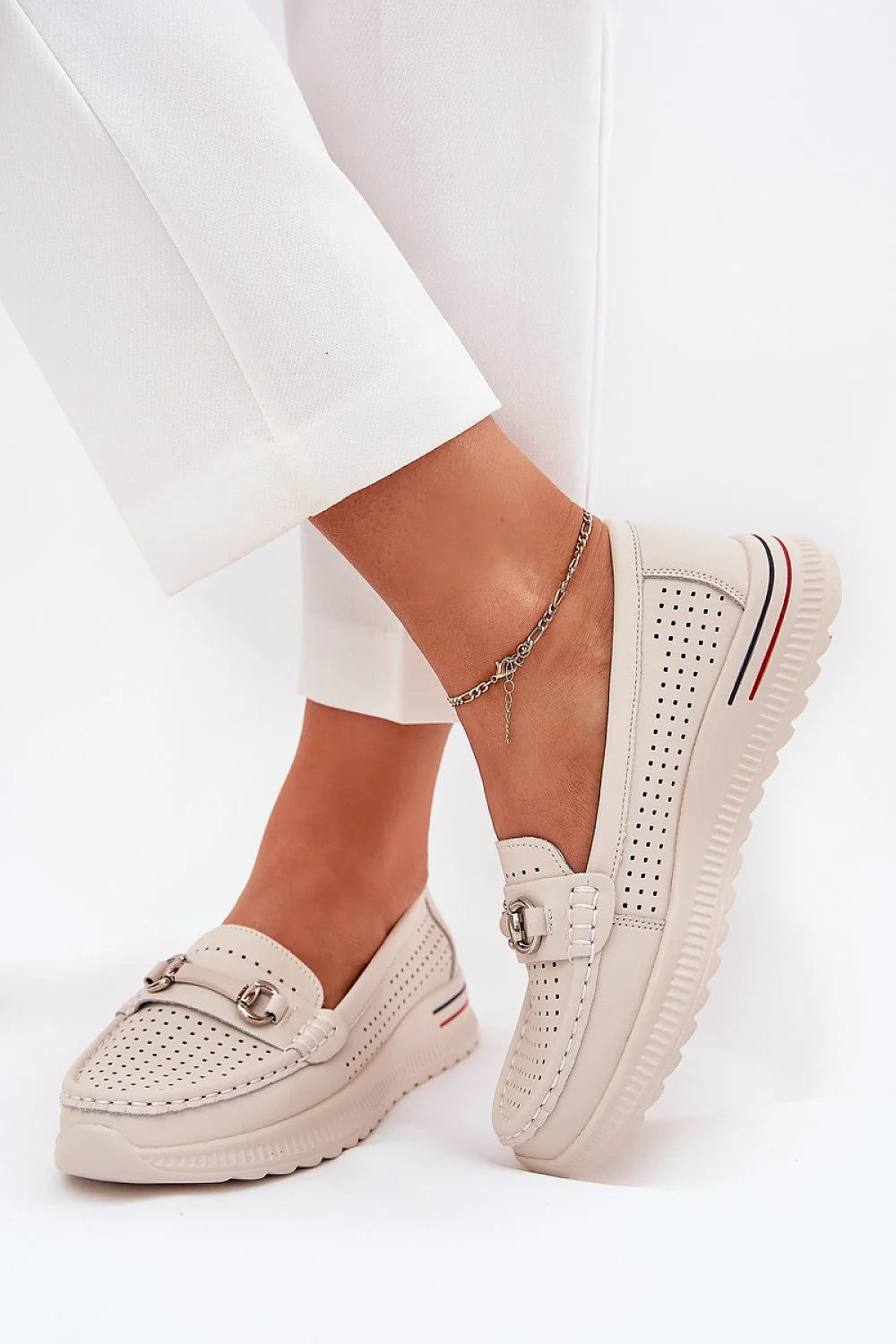 Ballerines en cuir synthétique design élégant et moderne boucle métallique couleur beige perforations semelle bicolore ligne rouge bleu marine femmes