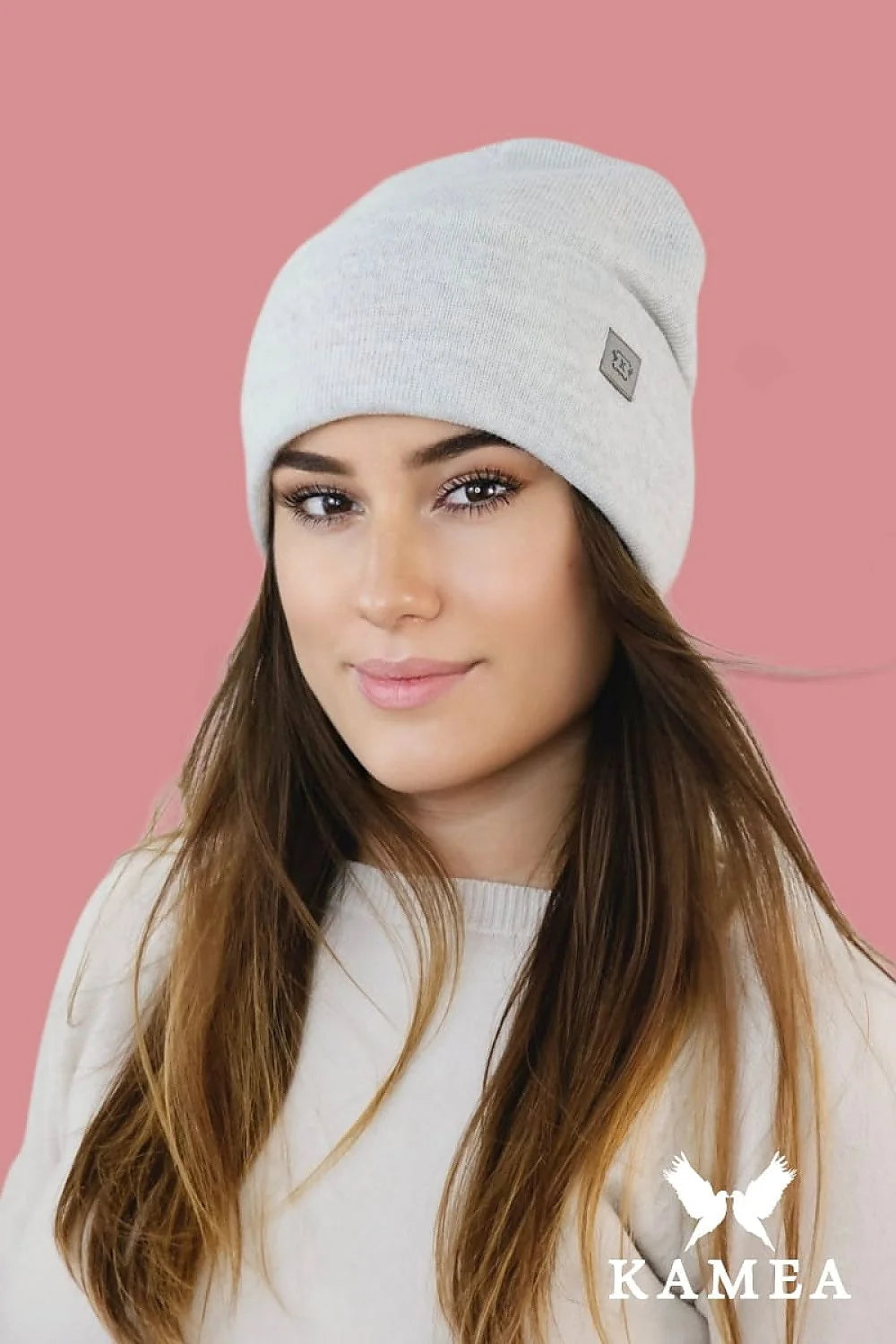 Bonnet Kamea femme mode hiver automne beanie moderne style intemporel gris clair matériau confortable patch élégant occasion quotidienne sport élégance
