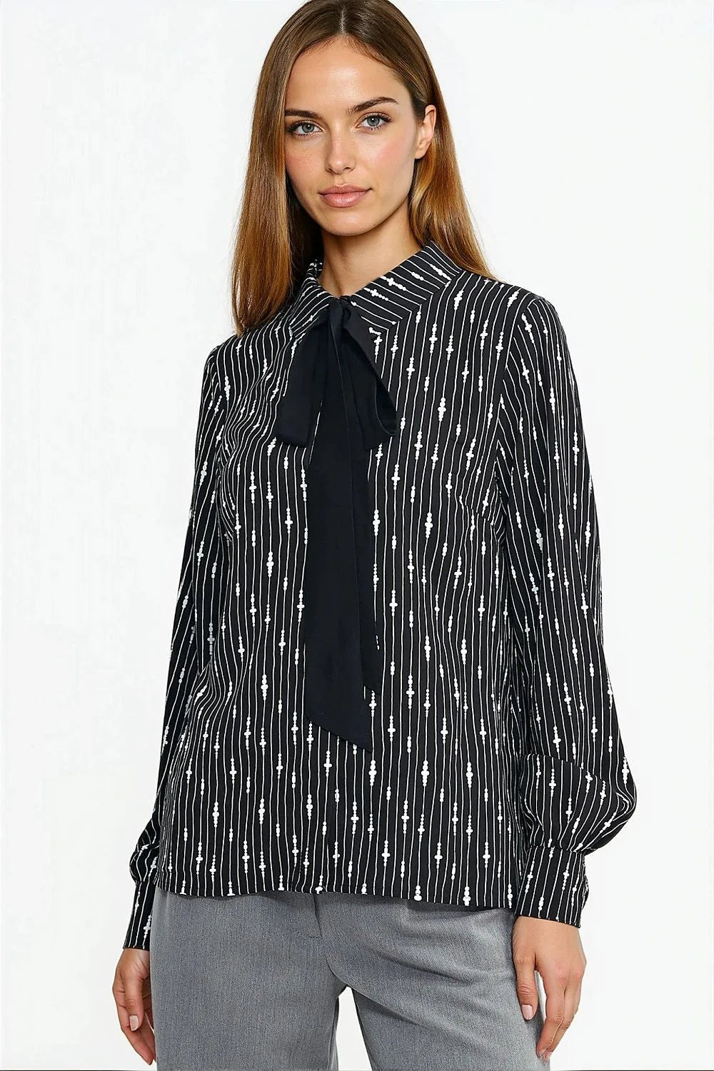 chemise manches longues viscose fluide noir imprimé fines rayures verticales col lavallière noué coupe cintrée poignets boutonnés élégante